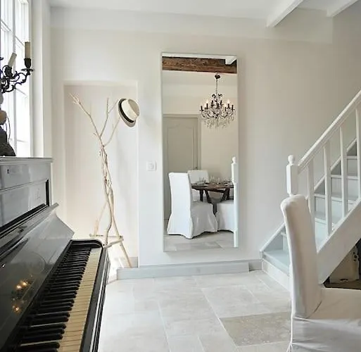 With Charm, Le Figuier Lejlighed